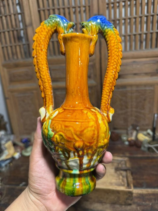 嚴選唐三彩雙龍瓶，23.5公分高古瓷瓶，年代感十足工藝珍藏品，釉色黃綠