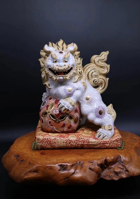 昭和時期九谷燒金彩藍白獅子擺件回流古董瓷，大型唐獅藝術品白色玉雕