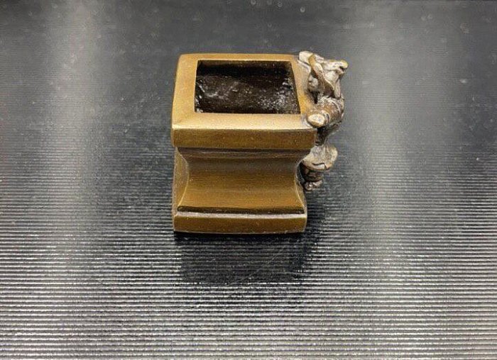 古銅一閑人蓋置 古作 茶道具 日本唐銅一閑人蓋置銅蓋置茶道具【規格】長寬各3厘米【三旗百匯