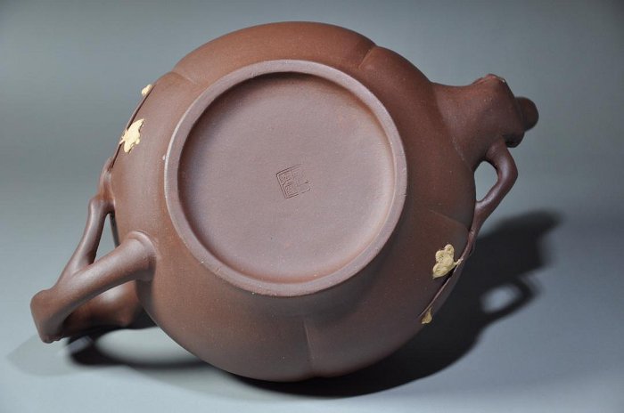 六七十年代董玉鳳作矮梅報春紫砂壺，長21厘米，高9厘米，全美品，蓋款