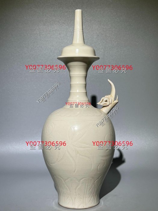 定窯純手工剔刻纏枝凈瓶，器型優美，定窯為宋代