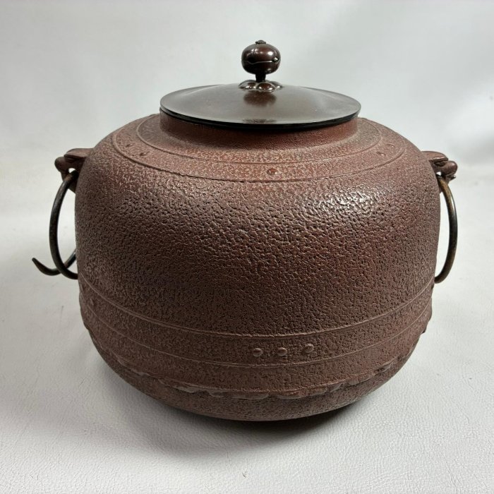 茶釜 茶道具 万代屋釜 釜師 庄造 美品 蓋 良い音 木箱 在銘 藏舊尋寶屋】老日本萬代屋釜爐釜茶釜/雙耳鐵釜附木盒*不會漏水