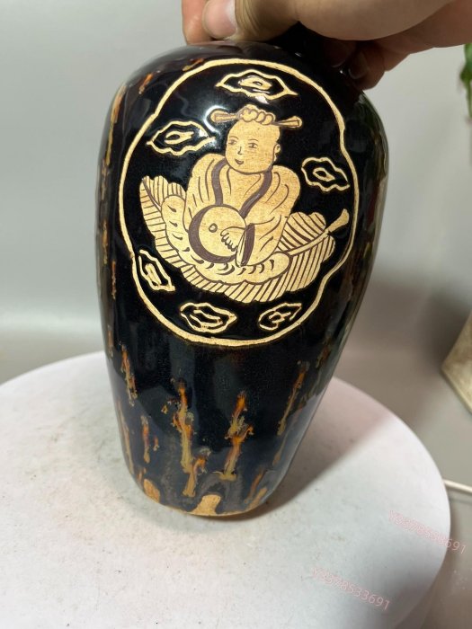 宋代吉州窯黑釉賞瓶釉色純正留白刻花工藝精美尺寸約10厘米老先生下鄉收