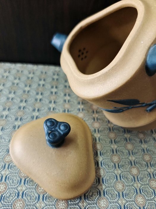 嚴選早期宜興紫砂七零八零年代一廠段泥精品三角壺，齊逸逸底款網孔出水