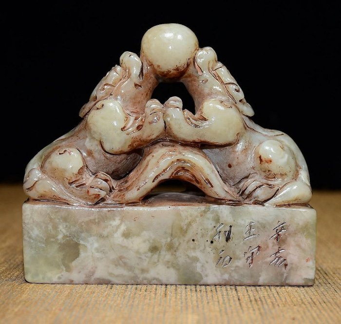嚴選田黃壽山石貔貅藝術摆件，精雕細琢適合收藏。10x9x4.5cm 大器恢弘