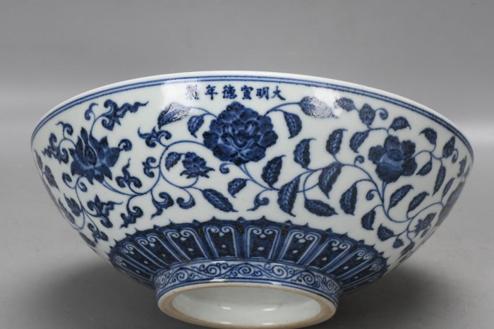 明，宣德青花纏枝蓮骰子碗高10厘米，口徑28厘米，底徑11厘米。31 瓷器