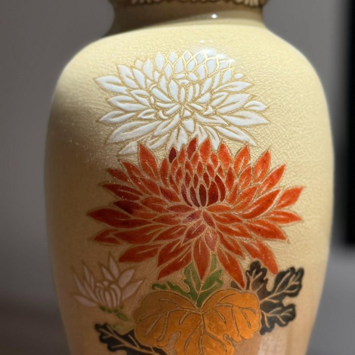 嚴選日本回流薩摩燒花瓶，牡丹富貴平安圖騰，細膩開片搭配華麗金花紋