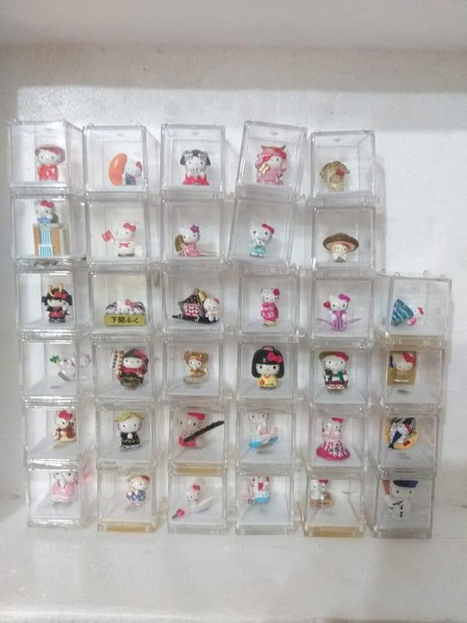 出清特價 一個 80~櫥窗展示品 早期 HELLO KITTY 迷你小公仔 附壓克力盒 有34款