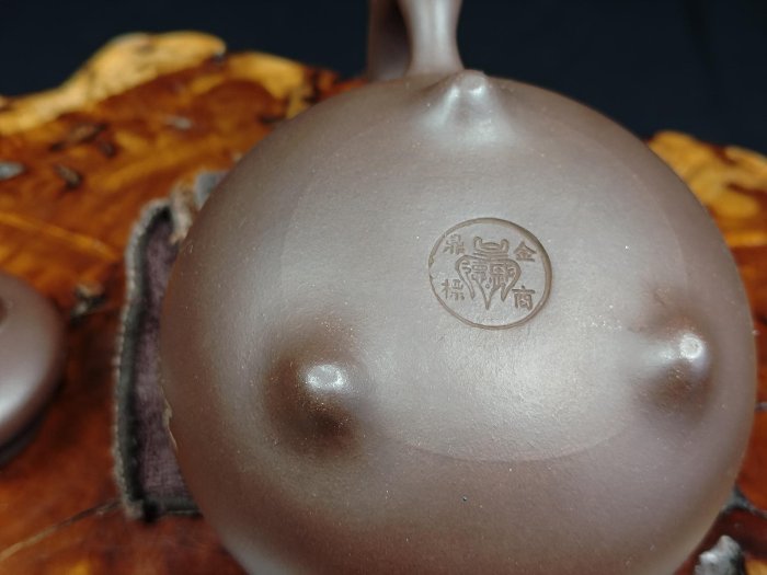 壺風茶道~23155《宜興紫砂紫泥三足雕刻壺》約450cc 宜興紫砂壺、紫砂