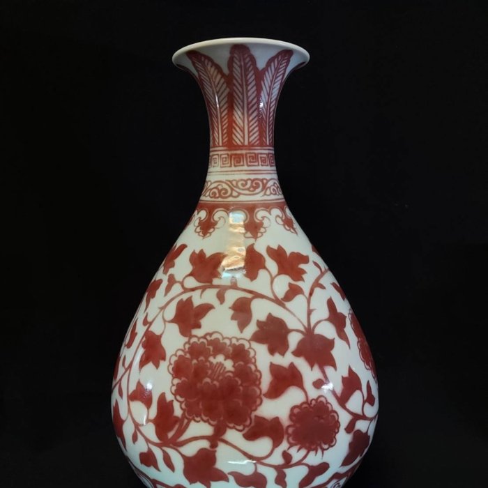 明代釉裡紅纏枝蕃蓮紋玉壺春瓶。明洪武，高30厘米，口徑8.5厘米，足徑