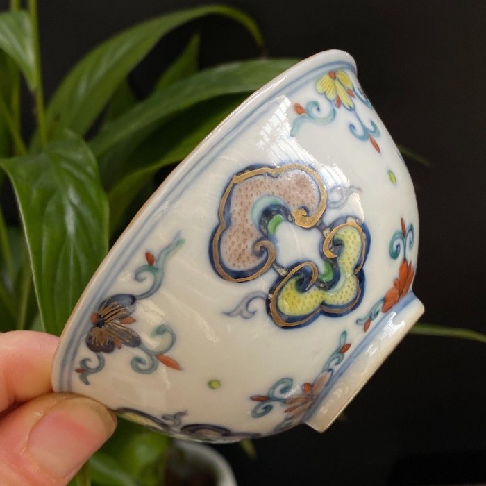 道光粉彩碗清道光粉彩寶相花+纏枝紋碗一對，家父早年收藏，釉面溫潤