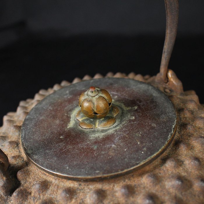 0615【明治期 龍文堂造 宣徳銅蓋 鬼霰 鉄瓶】時代 古玩 煎茶道具 0449N大正期 金龍堂造 平打提手 宣徳銅蓋 鉄瓶 時代 古玩