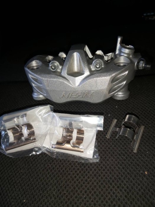 汐止黃大哥NISSIN蝴蝶卡鉗用 煞車皮壓板 日本原廠正品 原廠包裝 日本KAWASAKI正貨