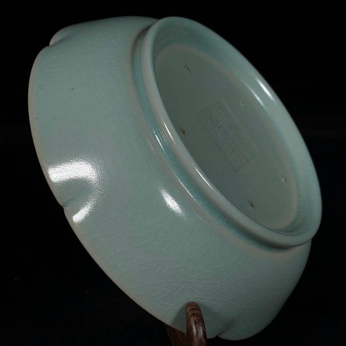 宋汝窯宋徽宗御用款銘文葵口卷足洗，高4.5直徑18cm，2001496 官窯汝瓷