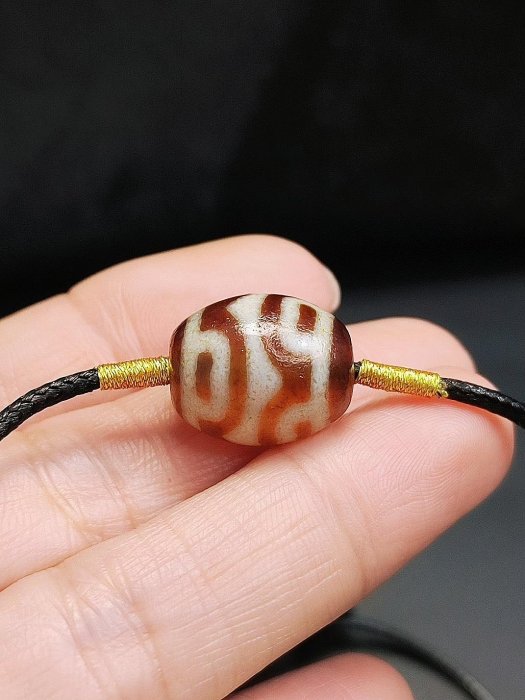 嚴選藏傳蓮花天珠，天然瑪瑙古法雕琢，圓潤小巧蓮花紋清雅規整，黑白包