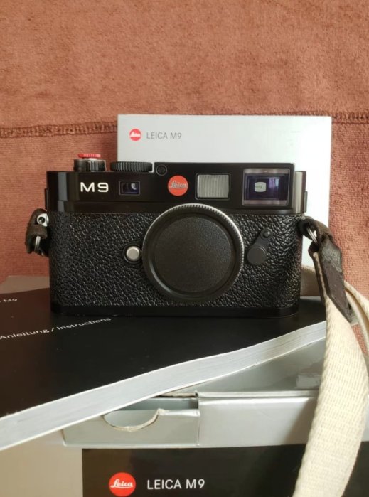 徠卡m9 包裝齊全 黑漆id5原版ccd,清單配件有包裝盒、說明書、原裝肩帶、副廠電池二塊、副廠充電器一個