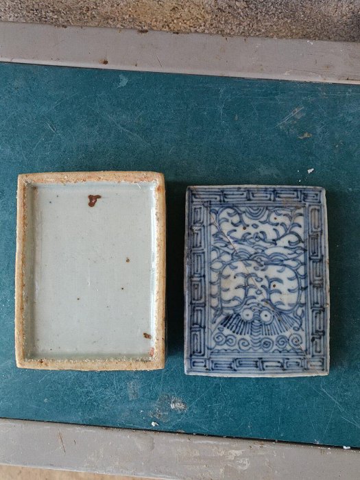清中期嚴選青花印泥盒，蓋微損可修，器形優美，品相詳實，拍後無換無退