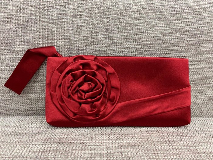 全新valentino 立體玫瑰花紅色緞面手拿包。晚宴包