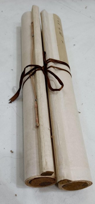 于右任書法對聯總尺寸：183X42cmX2 畫心尺寸：96X29.5cmX2 紙張發黃
