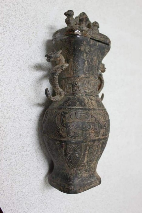 商周青銅酒器觶。觶是一種古代飲酒用的器皿，青銅製造。中國古代傳統禮