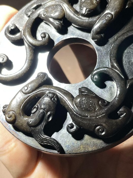 舊藏和田玉提油雙龍壁（的） 尺寸直徑9cm，重173克，籽料玉質，黑提油