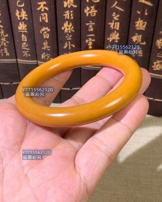 新疆和田玉籽料黃沁手鐲雕工精細，佩戴效果好，玉質晶瑩，玉質熟，糯性
