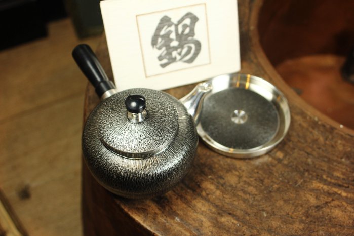 錫半 茶壺 本錫 茶入 茶道具 桑園の】美品!! 日本老字號本錫錫半厚胎409g 茶器組側把壺壺托未使用品