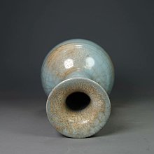 宋代汝窯開片盤口瓶，釉色天青溫潤，高22公分寬13公分，開片自然，胎質