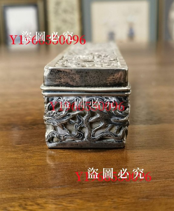 迎財神晚清純銀香盒，銀盒內還原裝錦緞銀盒保存很好，久遠已氧化，沒