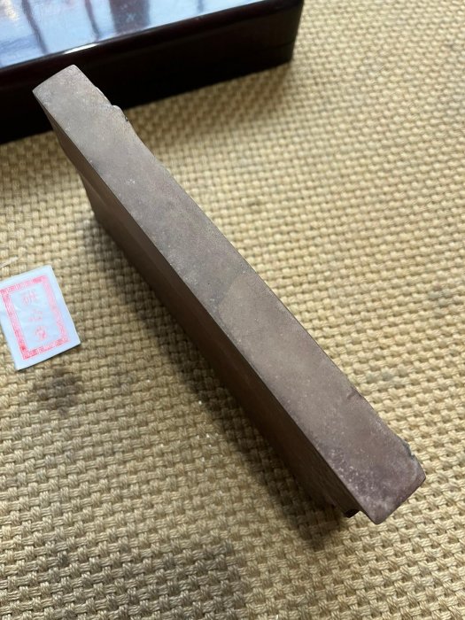 嚴選島國仿古鱔魚黃澄泥硯，尺寸19×9.5×2cm，乾濕雙圖，附原配木胎青漆