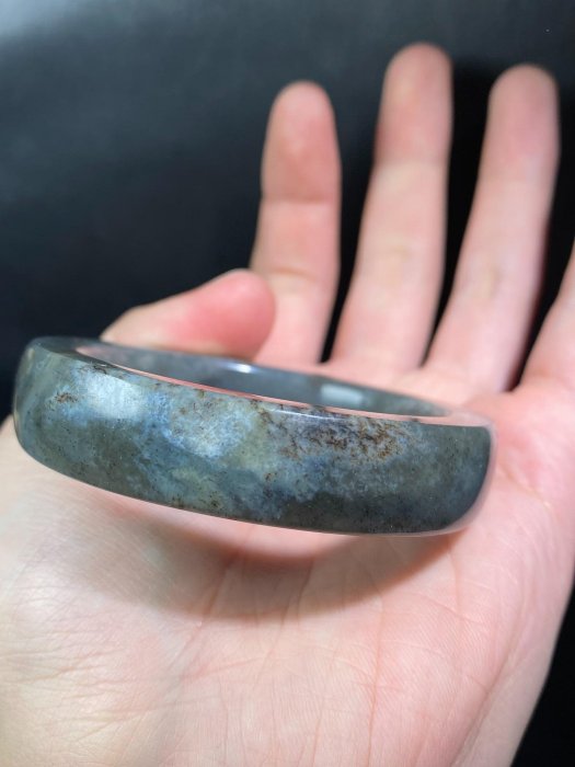 嚴選和田籽料青花手鐲，保留天然皮孔與油潤肌理，內徑54.2mm，重62g