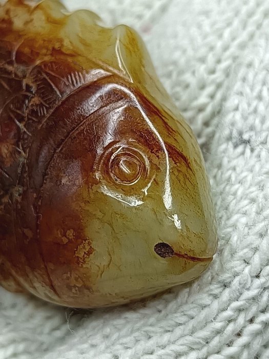撿漏，戰汗和田白玉魚，料子雕工都不錯，有皮裂沁紋mm002500 懂行的來