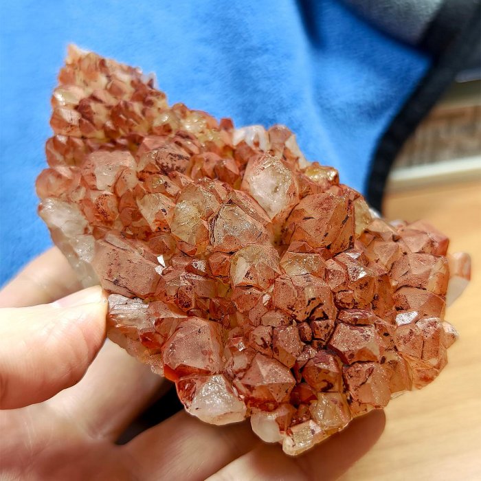 ローズクォーツ紅水晶鉱物原石標本結晶 蛍石、方解石、紅水晶