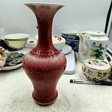 康熙時期仿製祭紅釉賞瓶，景德鎮窯燒單色釉工藝，底款完整，高約17公分