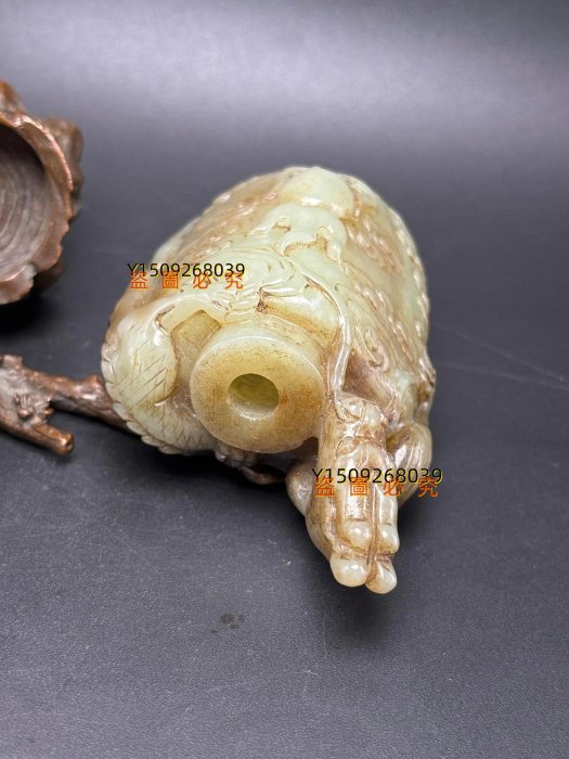 精美和田玉黑皮籽料鼻煙壺！雕刻祥龍！古代皇室之品！雕刻精美！玉質溫