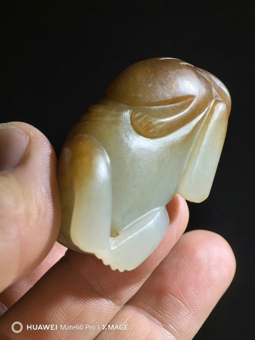 明打底，和闐青白玉獨角獸，瑞獸或者貔貅，全品，沁色熟美，打燈