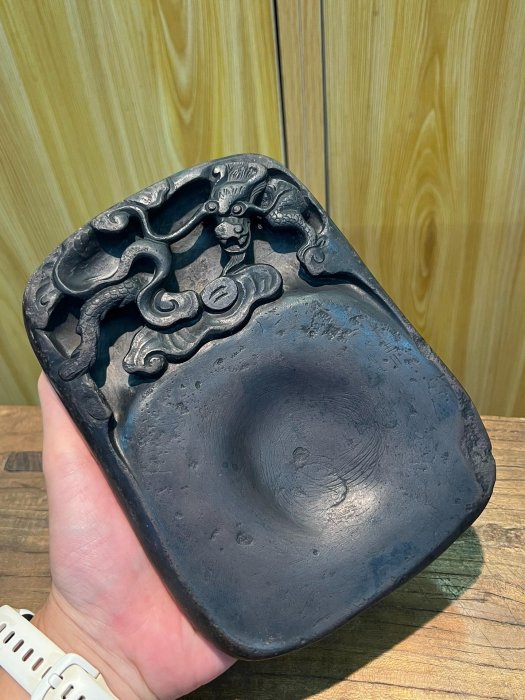 明代隨型子石蒼龍橫沼端硯，石出端溪，可見火捺