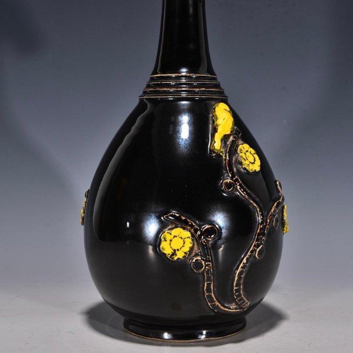 宋定窯黑釉堆塑花鳥紋馬瓶，高31釐米，直徑14釐米，2303 建窯瓷器官窯
