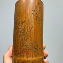晚清民國竹雕文人山水詩文筆筒，竹質堅實，錶面雕山水人物圖案，精美