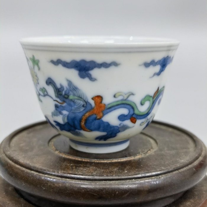 明成化斗彩龍紋杯，成色完好無瑕疵，尺寸如圖！來自景德鎮窯。經典斗彩