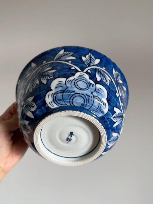 日本秀峰青花牡丹大湯碗，藍底手繪老字底款，瓷質細膩釉面光亮，口徑19