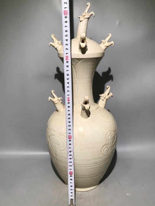 嚴選宋代定窯白瓷九龍瓶，細膩胎體與溫潤釉面完美融合，精湛工藝雕琢出