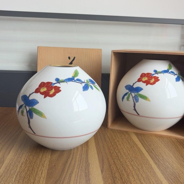 花瓶《香蘭社》 香蘭社》花瓶 染付け 薔薇 浮き出し模様 美品 珍品 未 