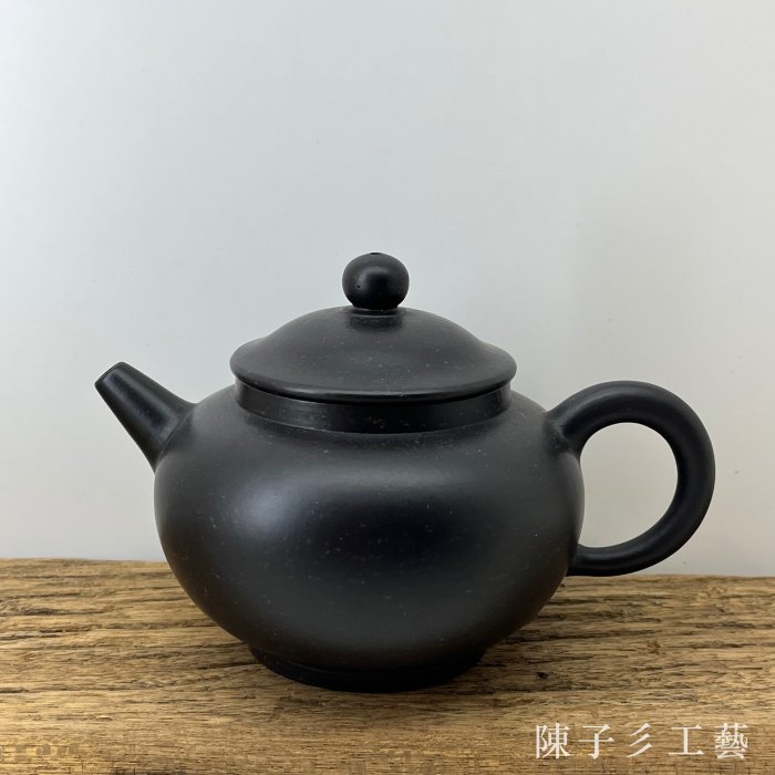 陳子彡】A140 [周桂珍黑朱泥80年代紫砂壺茶壺7孔約350cc] 中國宜興紫砂