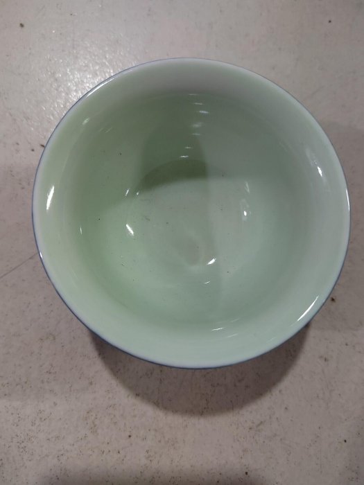 大清乾隆年制款霽藍釉茶杯，內壁青釉，外壁深藍色，帶有精美云紋和壽字