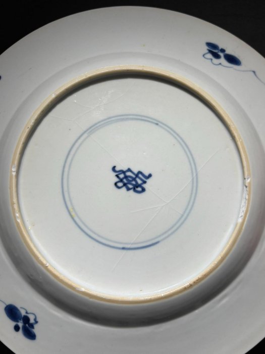 嚴選清康熙時期青花瓷獅子紋花Dish，直徑24.5公分，帶微損收藏青花瓷盤