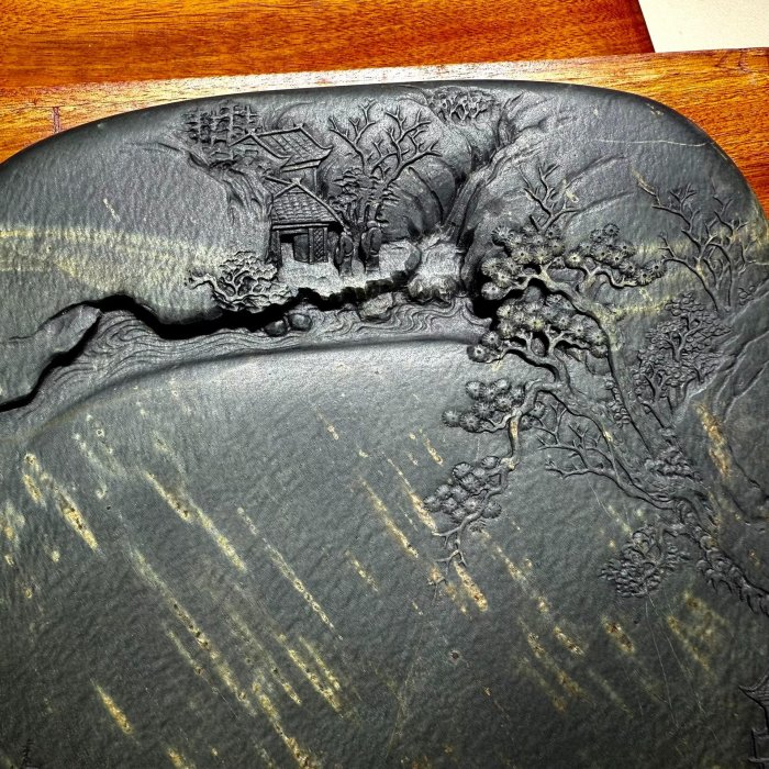嚴選精品歙硯老坑水波紋雨金星金暈山水硯，純手工雕琢，線條柔美細膩