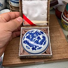西泠印社嚴選乾隆年制青花龍紋印泥盒，直徑7cm，附原裝錦盒與朱砂印泥
