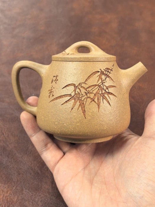 嚴選宜興104年高石瓢壺，黃金段泥手工制作，200cc容量，壺身精刻竹葉紋