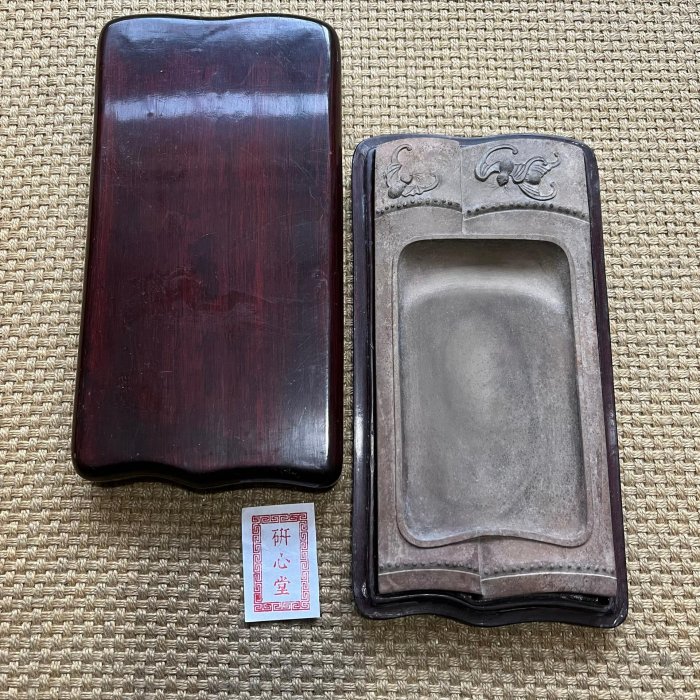 嚴選島國仿古鱔魚黃澄泥硯，尺寸19×9.5×2cm，乾濕雙圖，附原配木胎青漆